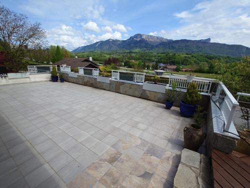 Large villa with pool and views, closeby Annecy lake