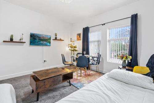 Amazing Family Apartment, Sleeps 6, Cot, Work desk, Birmingham (photo 7)