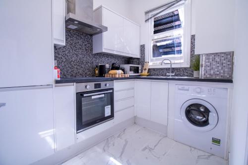 Luxurious Apartments on Oxford Street - image 9