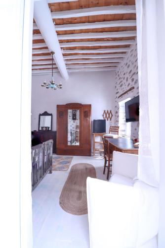 Rustic house in Ano Syros, Áno Sýros (photo 2)