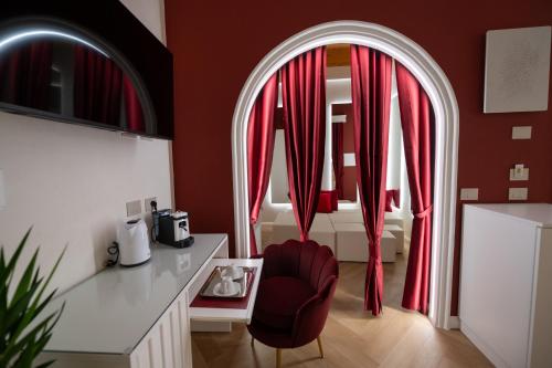 Deluxe Queen Room image 10