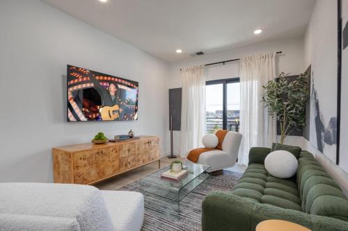 Hyve - Lush Plush - Walk to Broadway