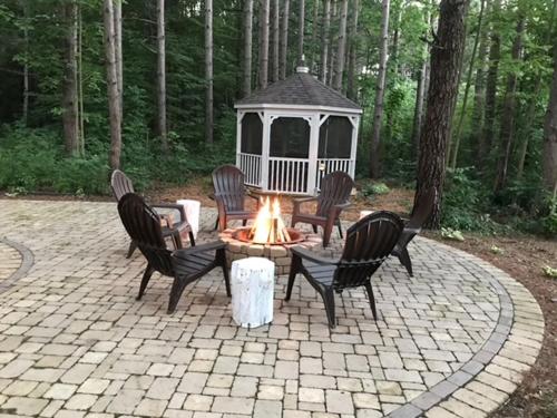 Woodlands - Beautiful Outdoor Living Space, nestled into the woods - Great getaway! in Fennville, USA