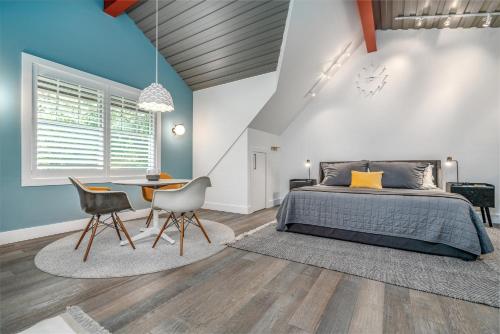 . Carriage House - Studio Condo minutes away from downtown Saugatuck!