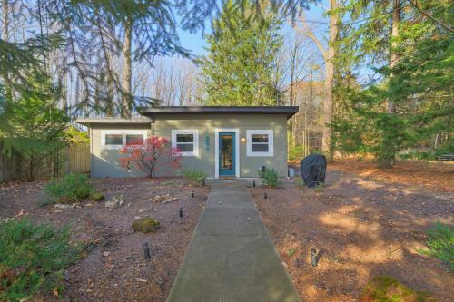 Wiley Woods - Quaint Cozy Getaway - Walking distance to the Dunes Resort in Douglas, USA