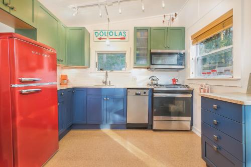 Wiley Woods - Quaint Cozy Getaway - Walking distance to the Dunes Resort in Douglas, USA