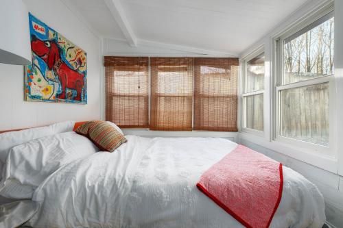 Wiley Woods - Quaint Cozy Getaway - Walking distance to the Dunes Resort in Douglas, USA