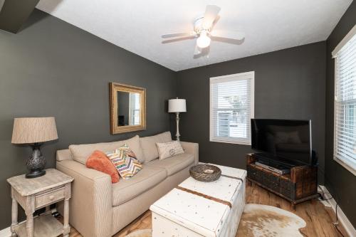 Piccolo Cottage - Great Location - Walking distance to Douglas Beach! - image 7