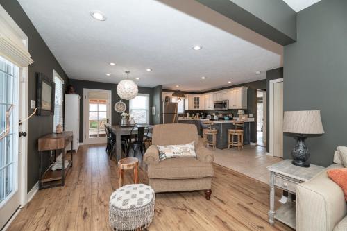 Piccolo Cottage - Great Location - Walking distance to Douglas Beach! - image 13