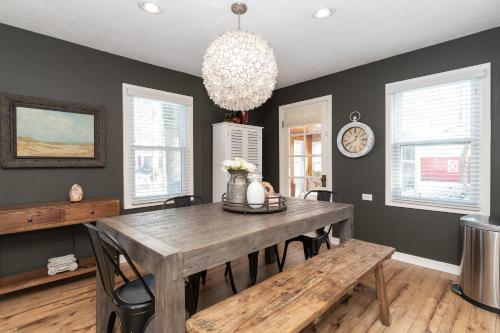 Piccolo Cottage - Great Location - Walking distance to Douglas Beach! - image 6