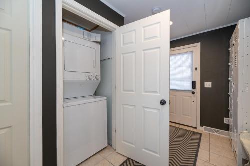 Piccolo Cottage - Great Location - Walking distance to Douglas Beach! - image 9
