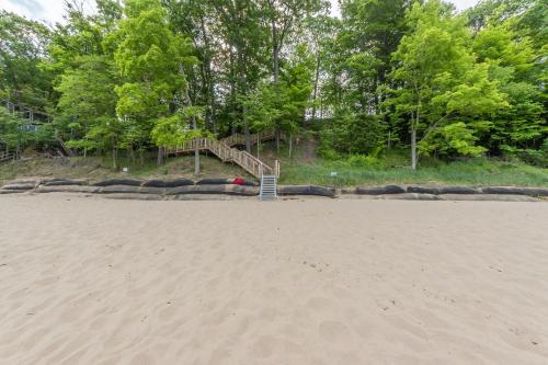 Piccolo Cottage - Great Location - Walking distance to Douglas Beach! - image 3