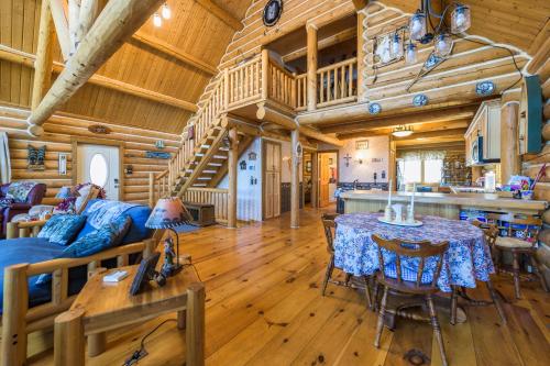 Log cabin- Lake- kayaks- close to South Haven in Paw Paw