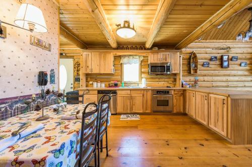 Log cabin- Lake- kayaks- close to South Haven in Paw Paw