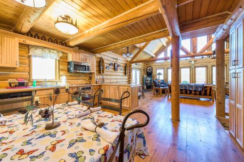 Log cabin- Lake- kayaks- close to South Haven in Paw Paw