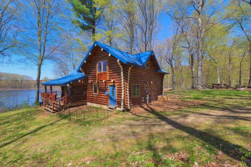 Log cabin- Lake- kayaks- close to South Haven in Paw Paw