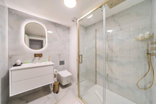 Pass the Keys Stylish London Flat with Courtyard - image 10