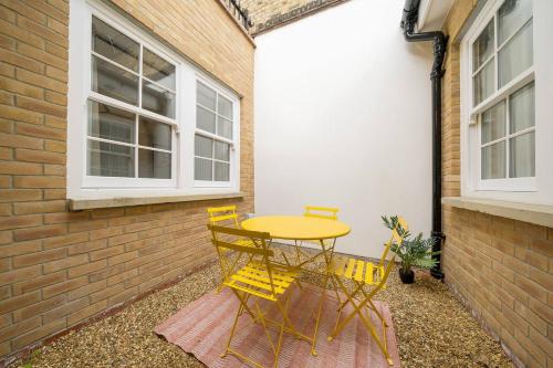 Pass the Keys Stylish London Flat with Courtyard - image 13