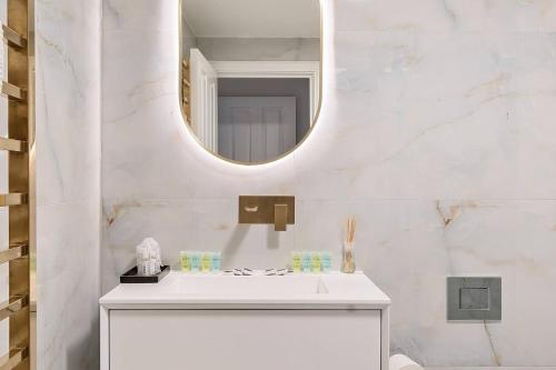 Pass the Keys Stylish London Flat with Courtyard - image 8