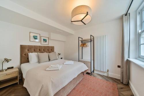 Pass the Keys Stylish London Flat with Courtyard - image 2