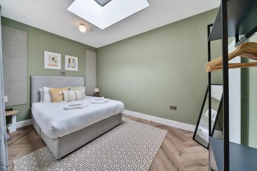 Pass the Keys Stylish London Flat with Courtyard - main image