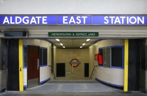 Pass the Keys Stylish London Flat with Courtyard - image 12