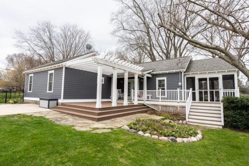 Douglas Cottage - Great location walking distance to both Douglas beach and Downtown! in Douglas, USA
