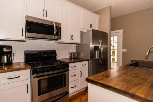 Douglas Cottage - Great location walking distance to both Douglas beach and Downtown! in Douglas, USA