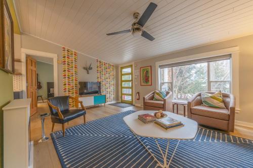 Douglas Woods Retreat - Modern Cottage - Newly Remodeled! Walking distance to downtown Douglas! in Douglas, USA