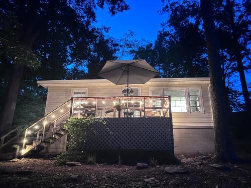 Charming Romantic Lakefront Cottage or Guest Room Depending on Availability Near Golf in Anderson (SC)