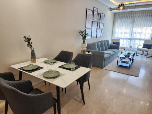 The 51 Hermitage by IB Signature - Elegant 1BR, Peaceful - 24 x7 Security - Self check-in - Parking - City View with terrace - Walk to Cafes! City Centre & Tram, Casablanca (fotografie 3)
