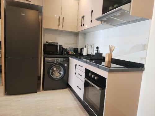 The 51 Hermitage by IB Signature - Elegant 1BR, Peaceful - 24 x7 Security - Self check-in - Parking - City View with terrace - Walk to Cafes! City Centre & Tram, Casablanca (fotografie 7)