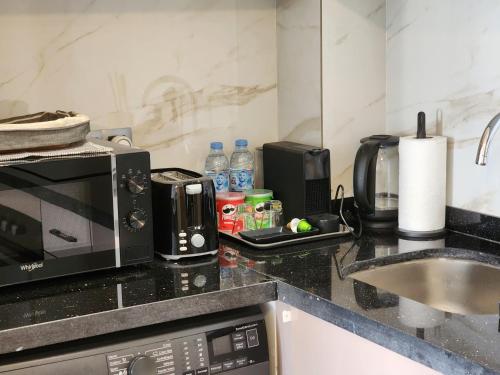 The 51 Hermitage by IB Signature - Elegant 1BR, Peaceful - 24 x7 Security - Self check-in - Parking - City View with terrace - Walk to Cafes! City Centre & Tram, Casablanca (fotografie 8)