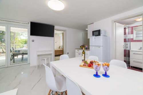 Großer Pool mit Salzelektrolyse unweit Heilschlamm Bucht in Kras