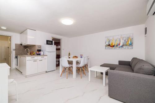 Großer Pool mit Salzelektrolyse unweit Heilschlamm Bucht in Kras