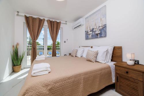 Großer Pool mit Salzelektrolyse unweit Heilschlamm Bucht in Kras