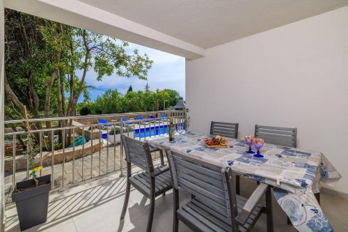 Großer Pool mit Salzelektrolyse unweit Heilschlamm Bucht in Kras