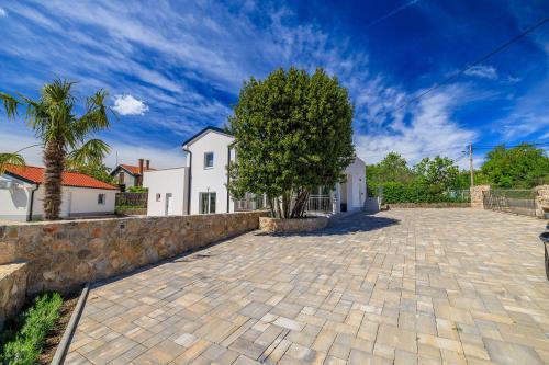 Großer Pool mit Salzelektrolyse unweit Heilschlamm Bucht in Kras