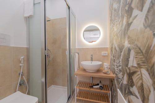 Double Room with Balcony image 9