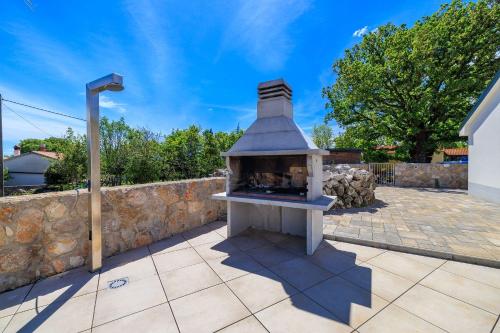 Pool mit Salzektrolyse unweit der Heilschlamm Bucht in คราส