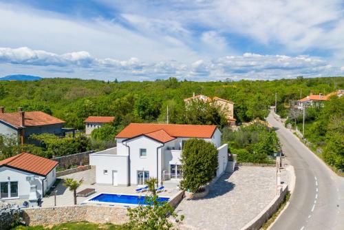 Pool mit Salzektrolyse unweit der Heilschlamm Bucht in คราส