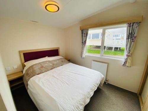 Caravan with Uninterrupted Sea Views - Large Deck - Havens Quay West New Quay West Wales