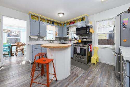 Cozy Haven- Cape Cod style cottage- close to beach in South Haven, USA