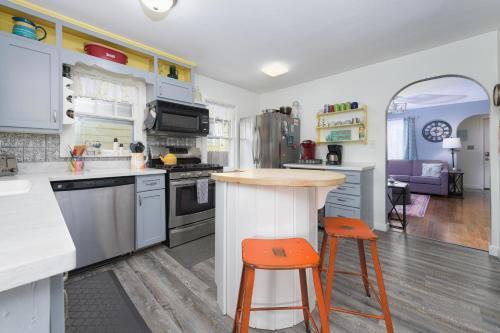 Cozy Haven- Cape Cod style cottage- close to beach in South Haven, USA