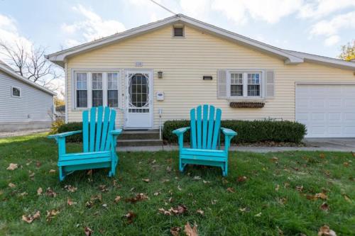 2 bedroom 1 bath vacation rental just 1 block from Kids Corner and the blue stairs beach access in South Haven, USA