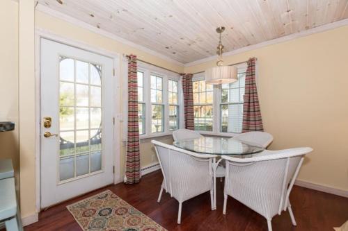 2 bedroom 1 bath vacation rental just 1 block from Kids Corner and the blue stairs beach access in South Haven, USA