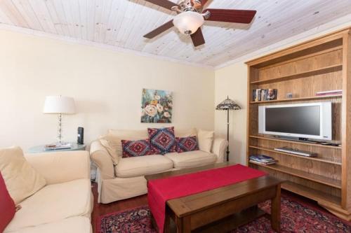 2 bedroom 1 bath vacation rental just 1 block from Kids Corner and the blue stairs beach access in South Haven, USA
