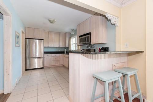 2 bedroom 1 bath vacation rental just 1 block from Kids Corner and the blue stairs beach access in South Haven, USA