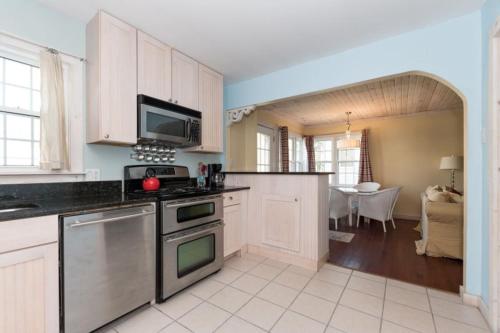 2 bedroom 1 bath vacation rental just 1 block from Kids Corner and the blue stairs beach access in South Haven, USA