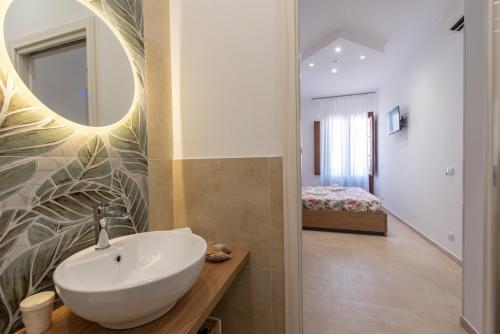 Double Room with Balcony image 8